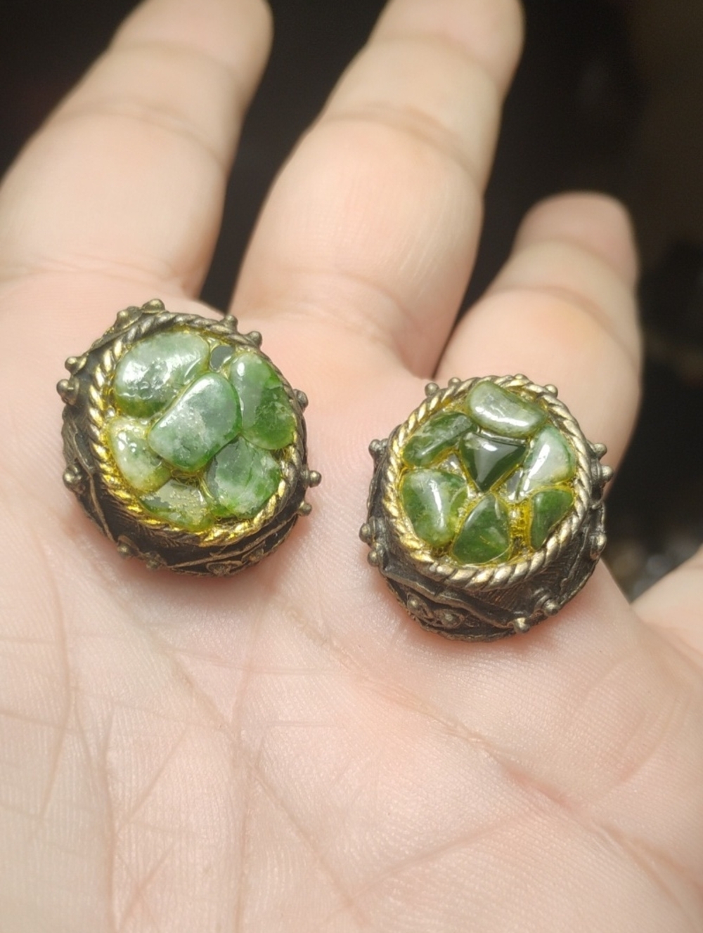 VTG Estate Gold Tone Green Natural Stone Chips Clip on Earrings
